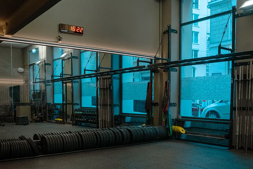 crossfit townwall studio mit großem ausblick auf die Strassenseite